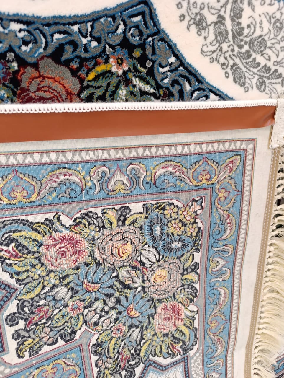 نمای پشت فرش کارینا