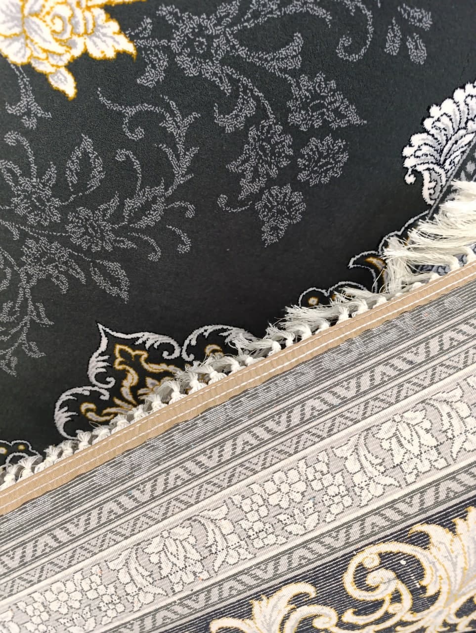 نمای پشت فرش تندیس