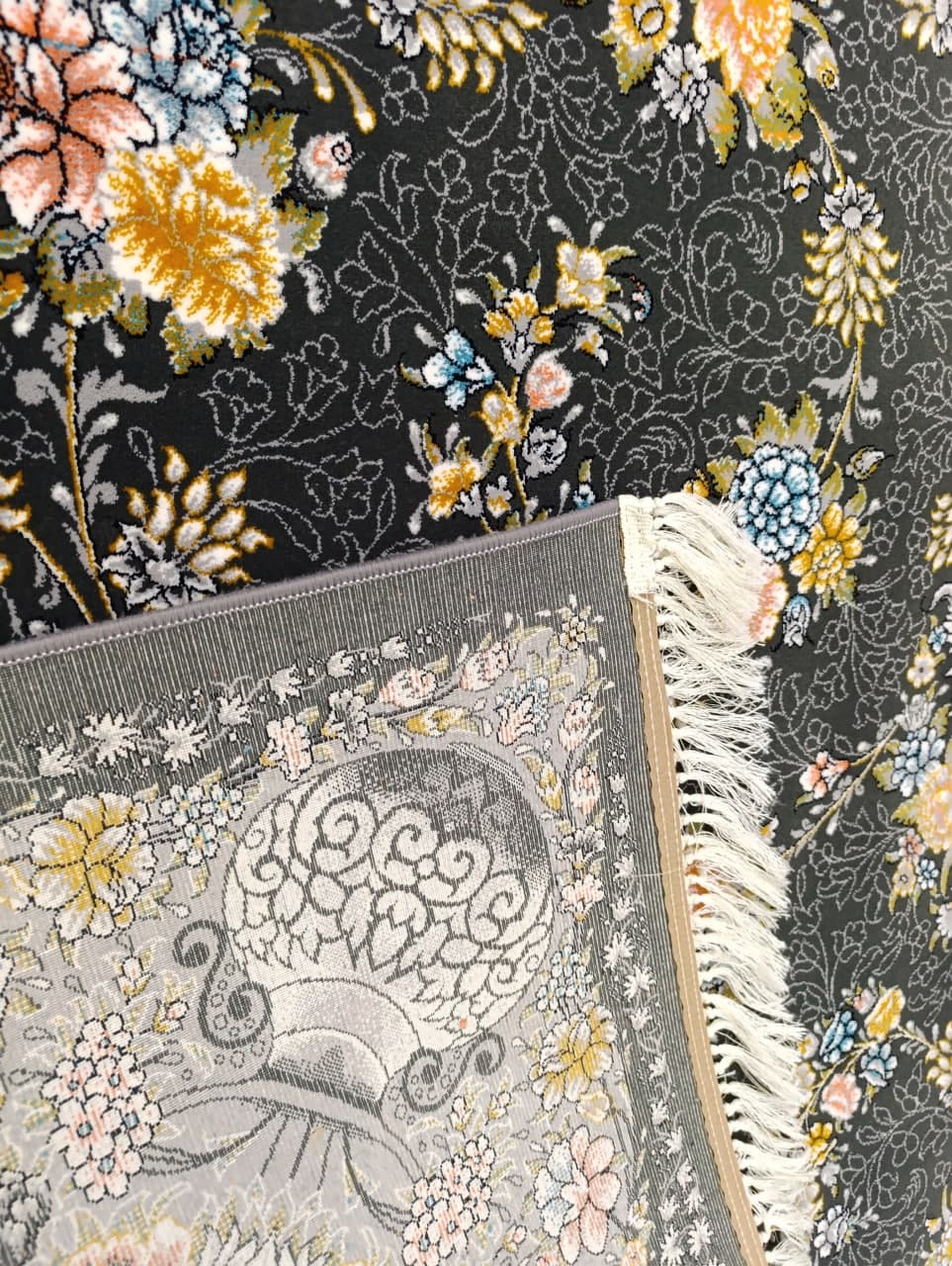 نمای پشت فرش رها