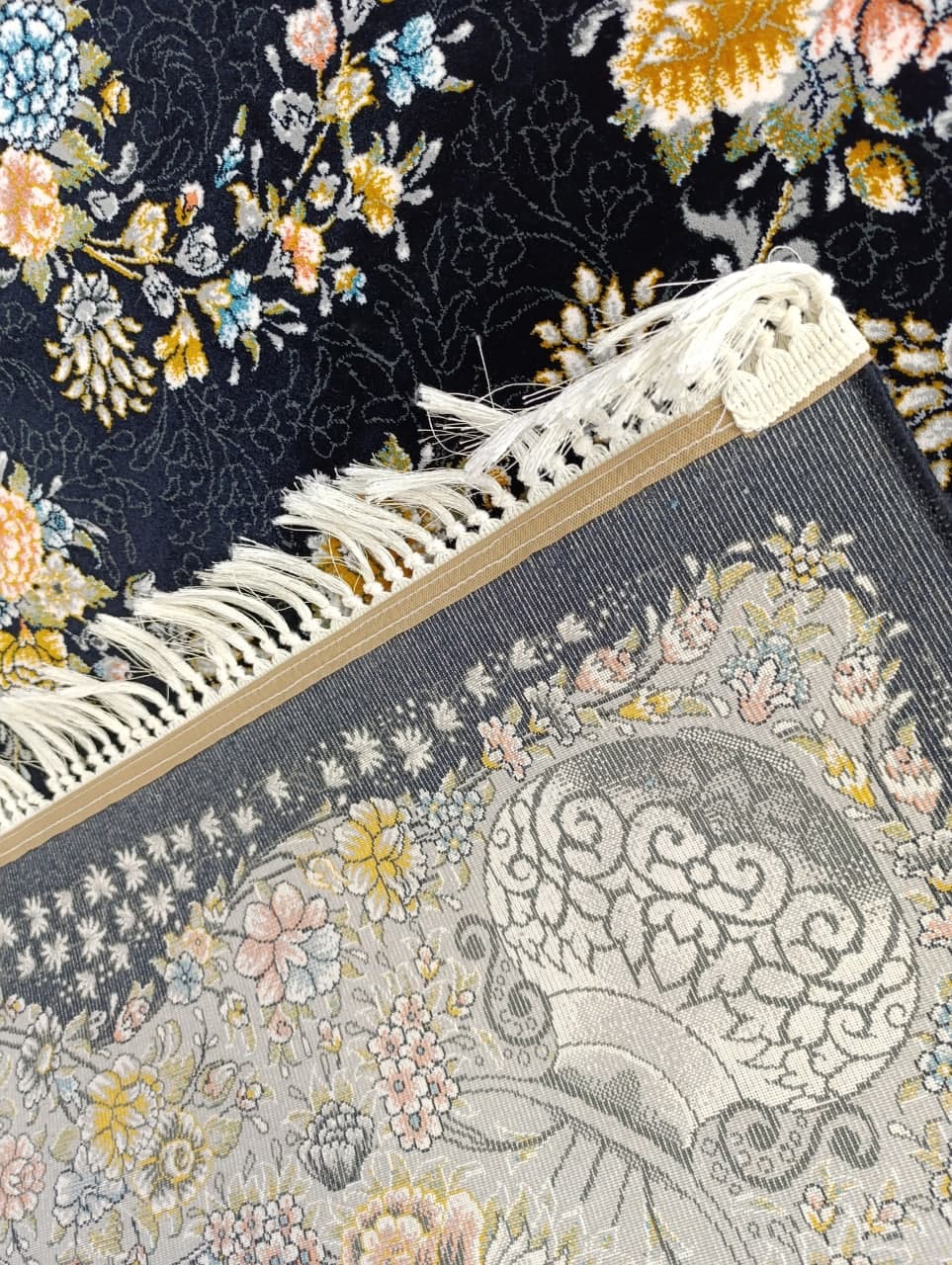 نمای پشت فرش رها