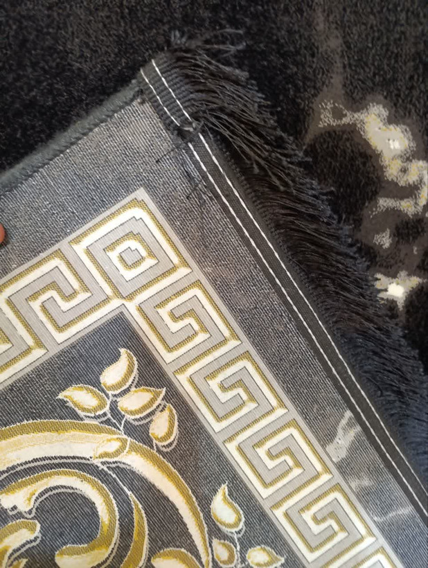 نمای پشت فرش فرانسوی