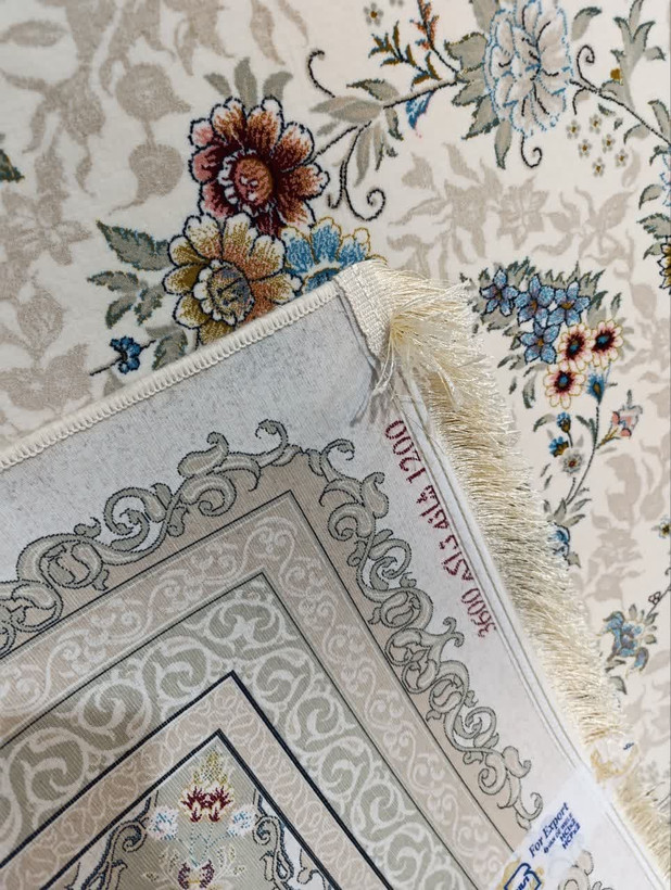 نمای پشت فرش باغ گل