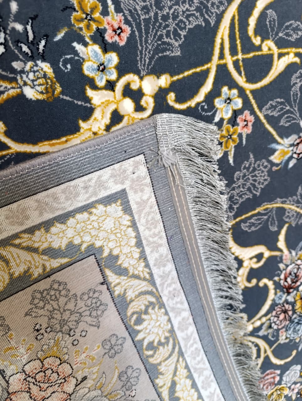 نمای پشت فرش فاخر